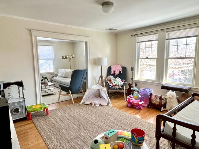 Play area/formal dining - 642 Huron Ave