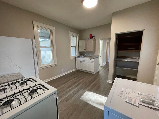 Building Photo - Completely Remodeled Lower 2 Bedroom Apart...