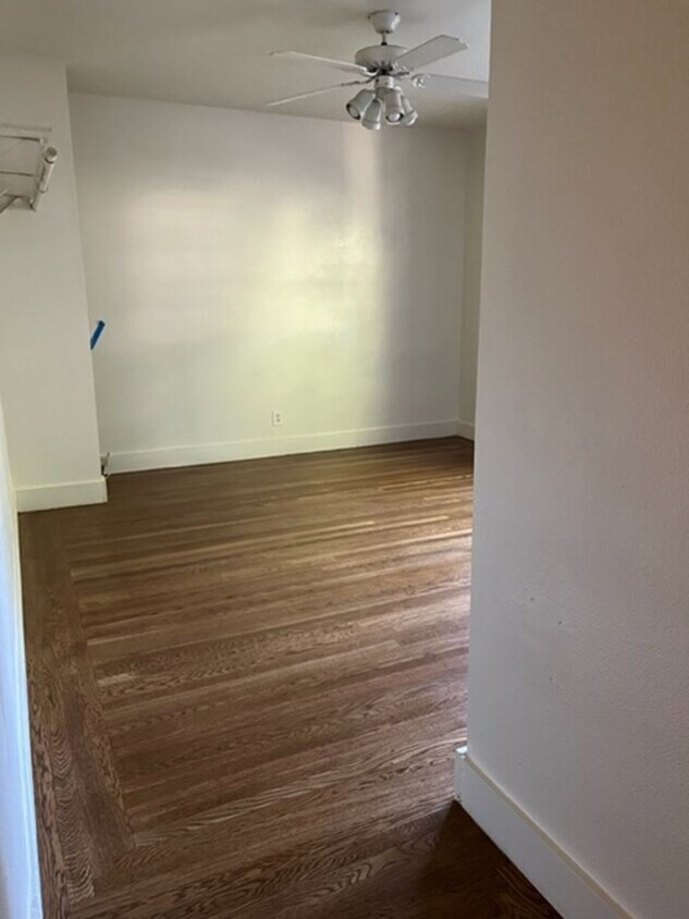 Foto del edificio - Location Location right across from campus!