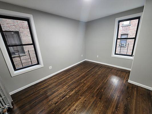 Foto del edificio - 3 bedroom in BRONX NY 10462