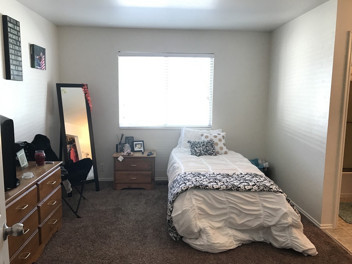 Foto principal - 1480 W Center St