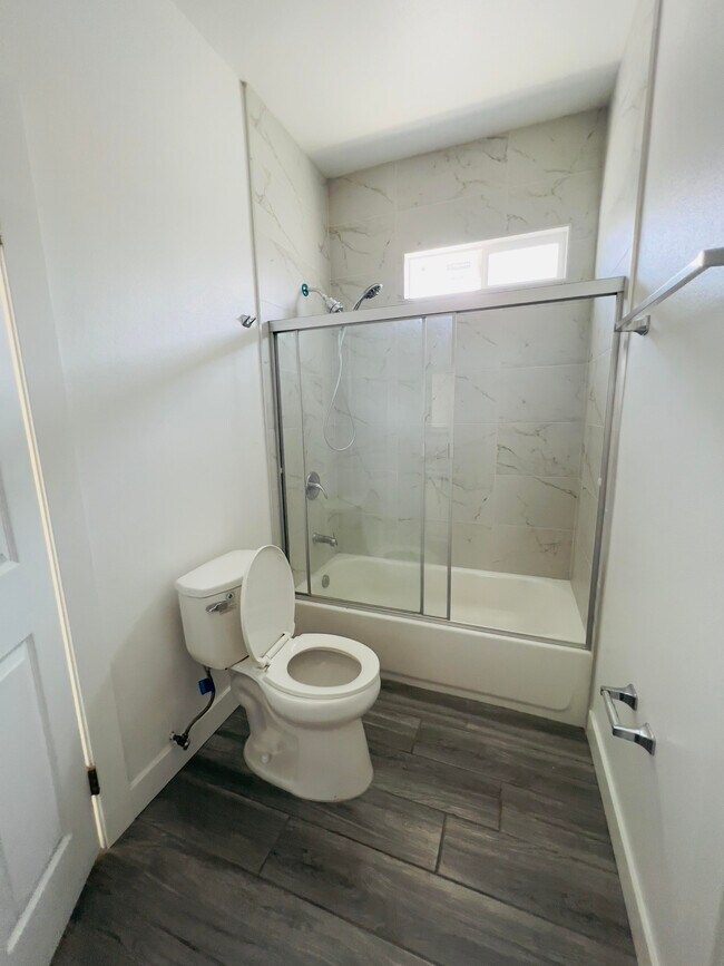 BAÑO COMPARTIDO - 3928 S Normandie Ave