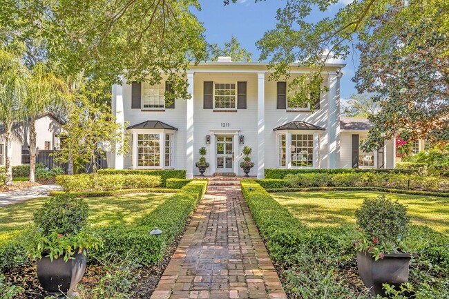 Building Photo - Gorgeous Furnished Home