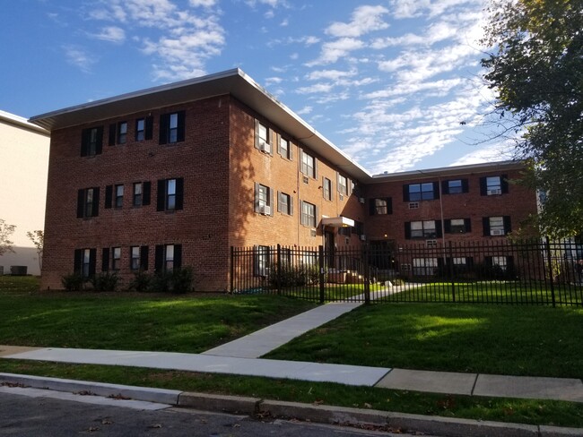 Building Photo - 1215 N Quinn St