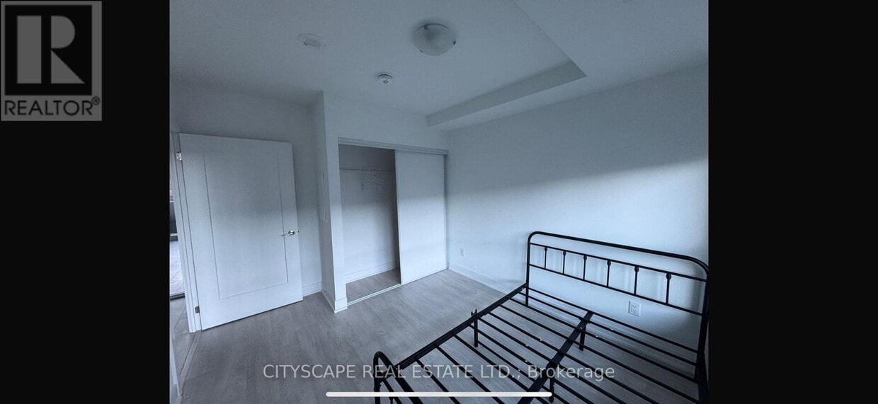 Photo du bâtiment - 2545-2545 Simcoe St N