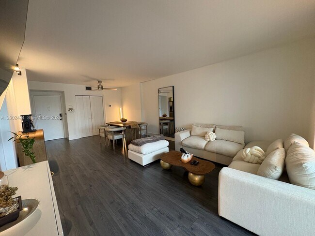 Foto del edificio - 4200 Hillcrest Dr