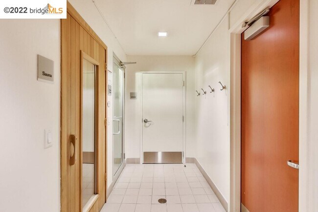 Building Photo - 585 9th St
