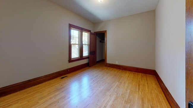 Building Photo - Updated 5 Bedroom House Close to U of M Ca...