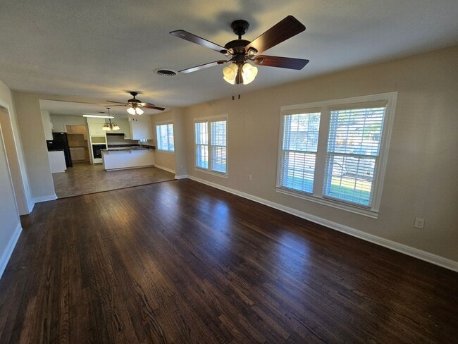 Building Photo - Spacious 3 Bedroom 2 Bath in Bryan!