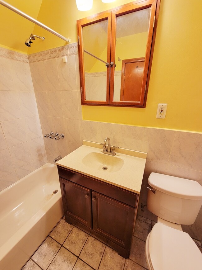 Building Photo - Charming & Bright 2BR/1BA LIC Rental!