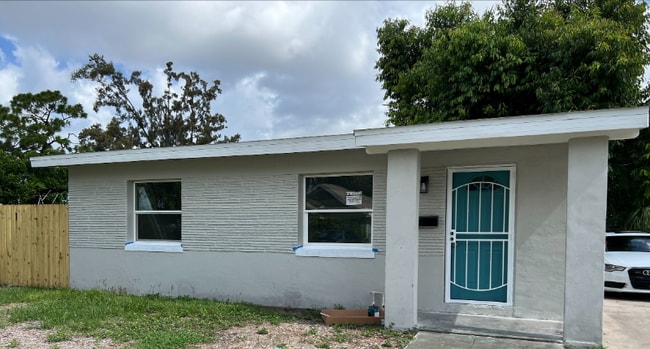 Building Photo - 3235 Oakley Ave S