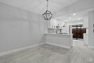 Building Photo - 8085 SE Villa Cir