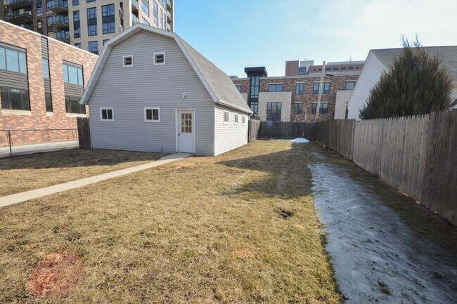 Building Photo - Gorgeous home located just 1 block from St...