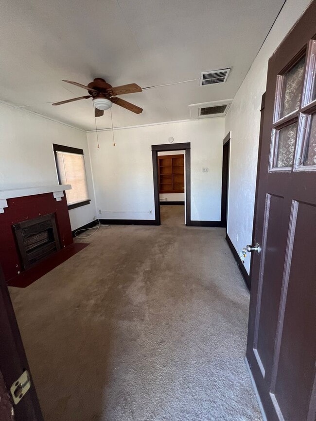 Building Photo - 1516 E 8th St