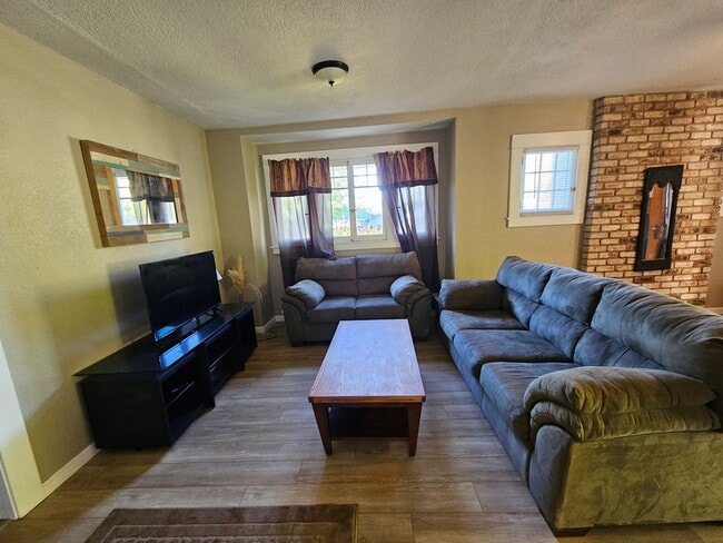 Building Photo - Lovely Lakeport Rental