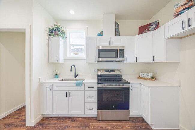 Building Photo - 1120 W 8th St