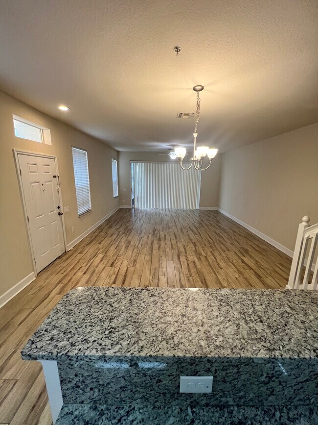 Comedor - 6058 Twain St