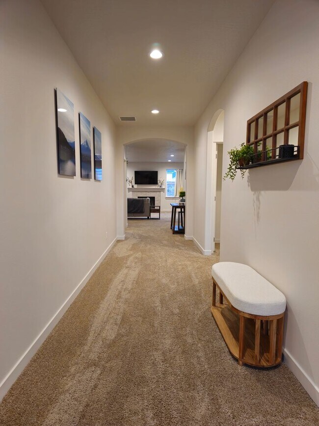 Building Photo - Beautiful Home in Post Falls