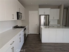 Building Photo - 104 Excursion