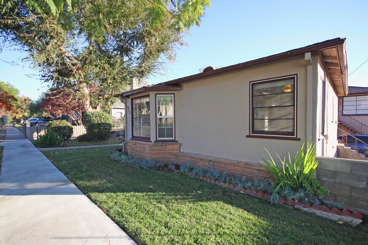 Primary Photo - 916 Marcheta St