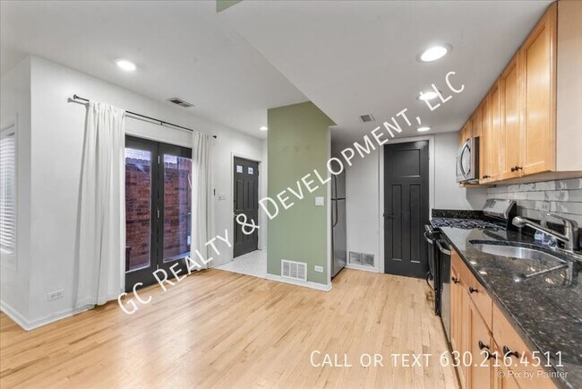 Foto del edificio - ***LAKEVIEW LUXURY 3-STORY TOWNHOME / 3BDR...