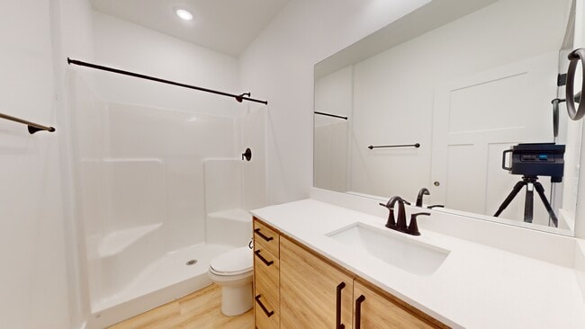 Building Photo - 1136 W State St