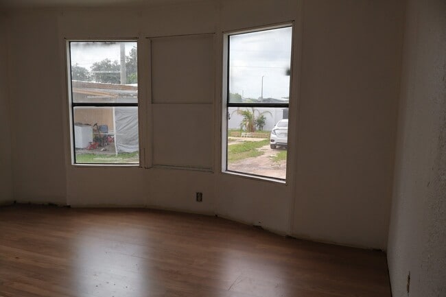 Building Photo - 195 Jonna St