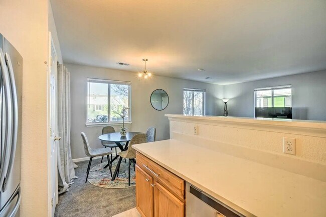Foto del edificio - Charming 2BR Condo in Englewood, Pets OK, ...