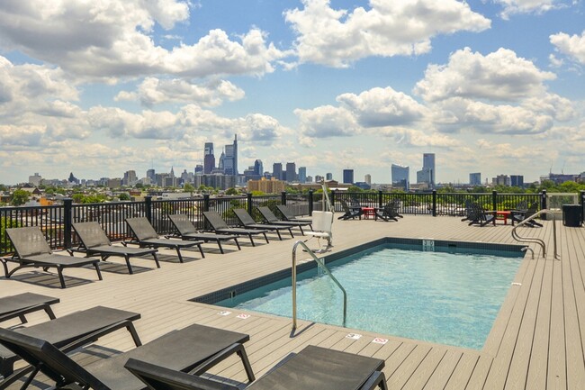 Piscina en la azotea con vistas a la ciudad - Storehouse Lofts