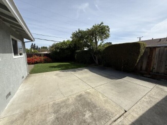 Building Photo - Single level 3 bedroom, 2 bath Home in the Cambrian Park Neighborhood. Great Schools. Close to Lo...