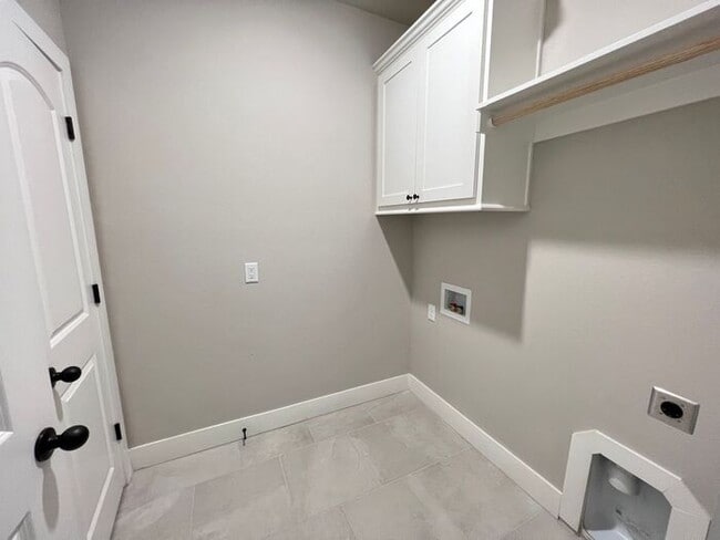 Building Photo - Single-Family Home- Beautiful 4 Bed Westmi...