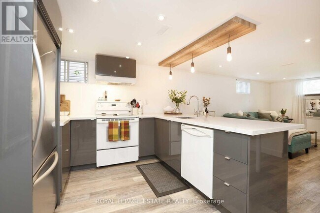 Photo du bâtiment - 208 Oakridge Dr