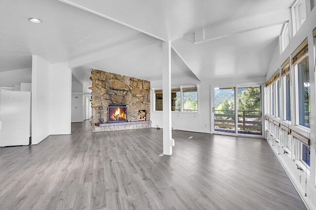 Foto del edificio - 27828 Fireweed Dr