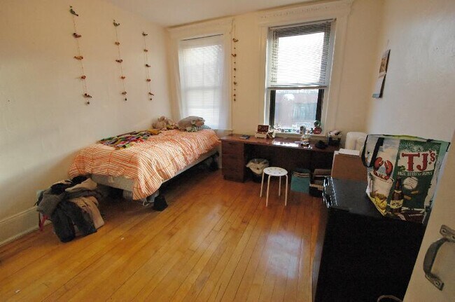 Foto del edificio - 54 Westland Ave