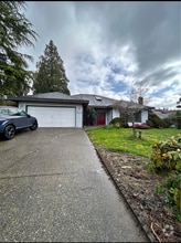 Building Photo - 10454 Fraserglen Dr