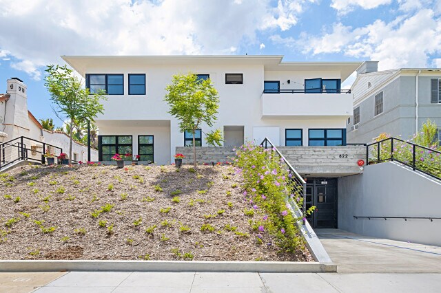 Building Photo - 822 S Plymouth Blvd