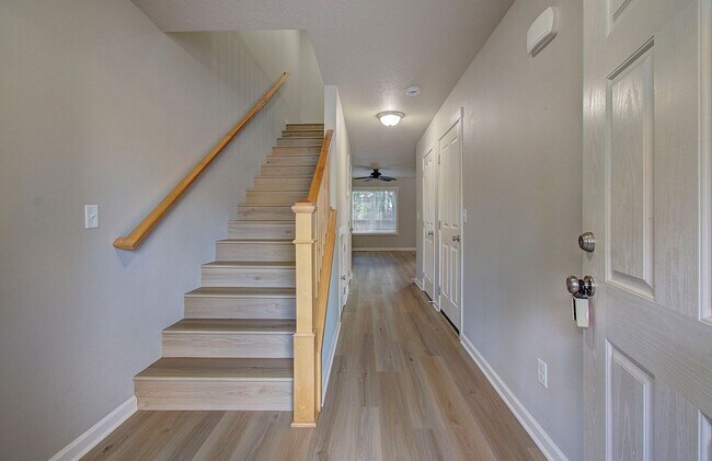 Foto del edificio - Charming 3 bd 2.5 ba Townhouse - Available Now!