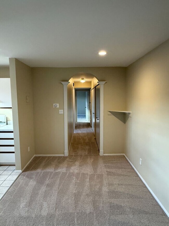 Foto del edificio - Third-Floor 2BR/1.5BA Condo Near I-695