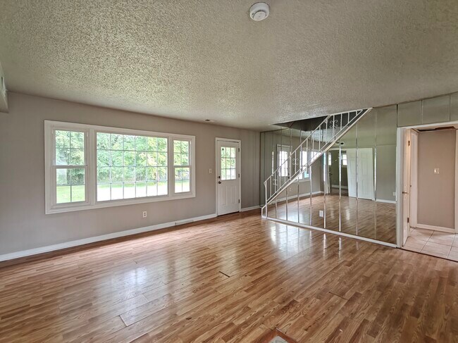 Foto del edificio - 75 Mainbridge Ln