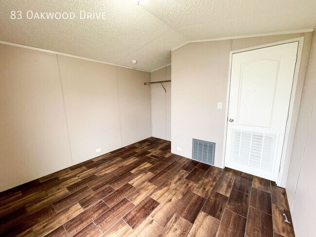 Foto del edificio - 83 Oakwood Dr