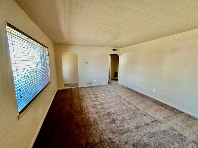 Building Photo - Charming 3 bed/2 bath house in the Heart o...