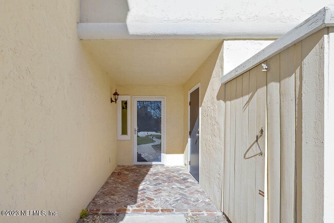 Building Photo - 10 Cove Rd