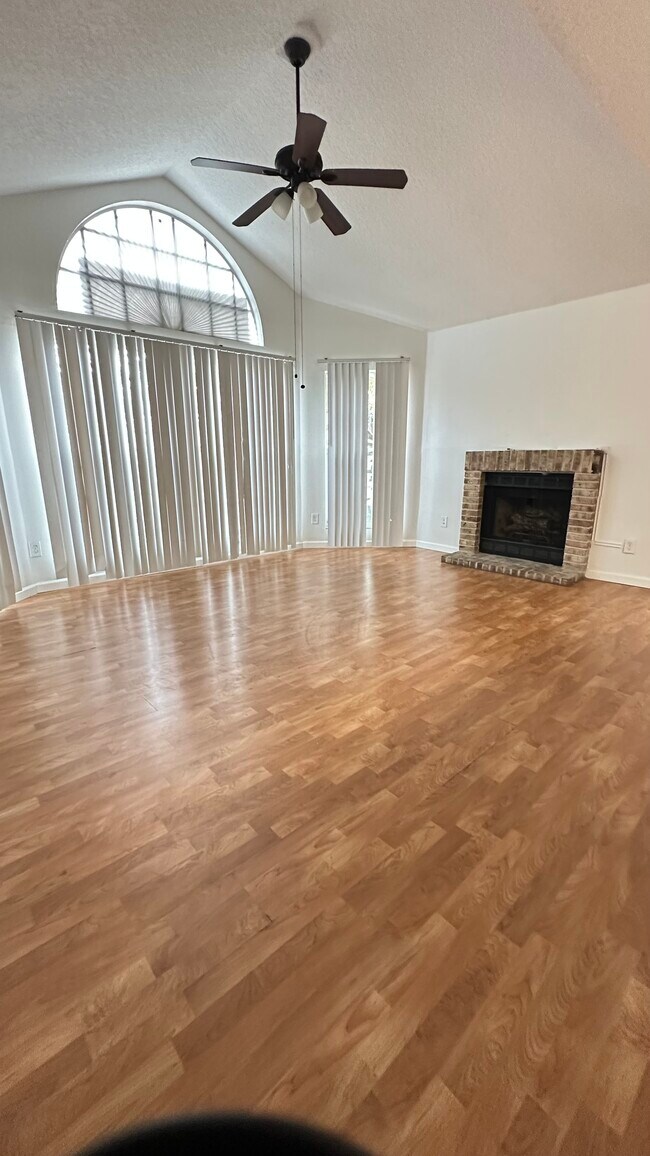 Foto del edificio - 630 Steamboat Ct