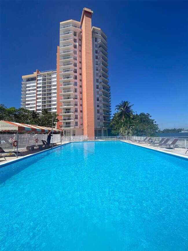 Foto del edificio - 1301 NE Miami Gardens Dr