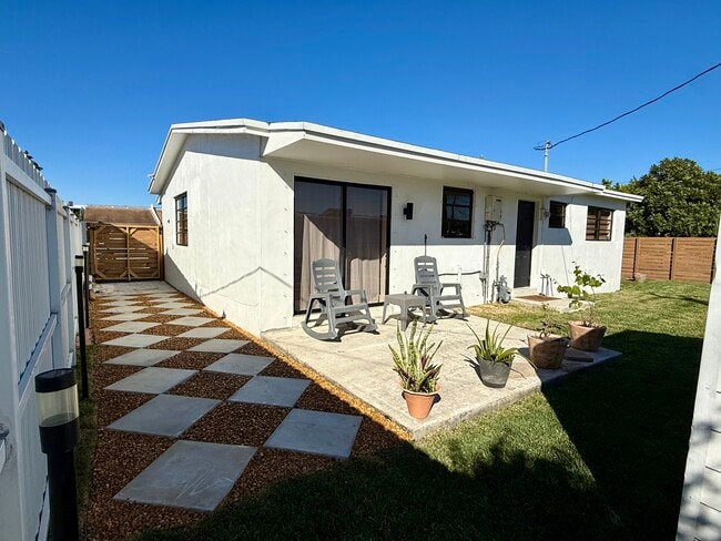 Building Photo - 902 W 37th St