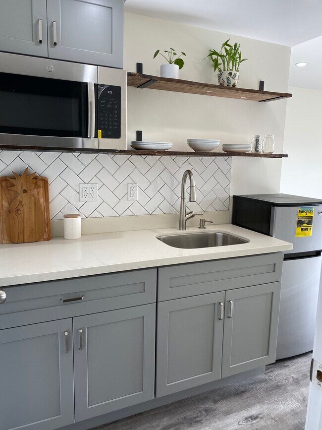 Cocina americana con fregadero, frigorífico y microondas. - 295 Teddy Ave