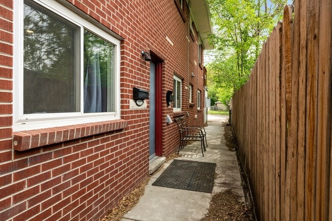 Building Photo - Gorgeous Two Bedroom in Sloan's Lake!