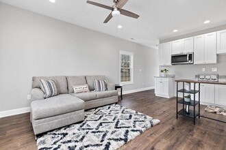 Building Photo - 1013 B St