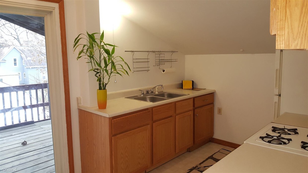 Primary Photo - Studio, 1 bath Duplex - 322 Knapp St NE 2