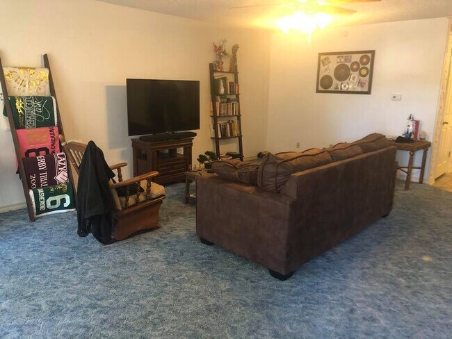 Building Photo - 2 bedroom 2 bath well maintained home clos...